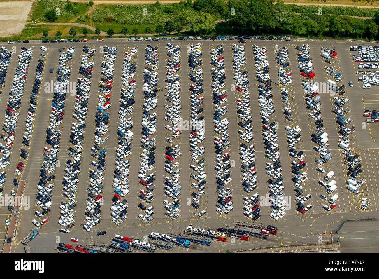 Vista aerea, automobili, automotive, Logport I, Rheinhausen, industria sul Reno, auto dump, parcheggio in una struttura a lisca di pesce, Foto Stock