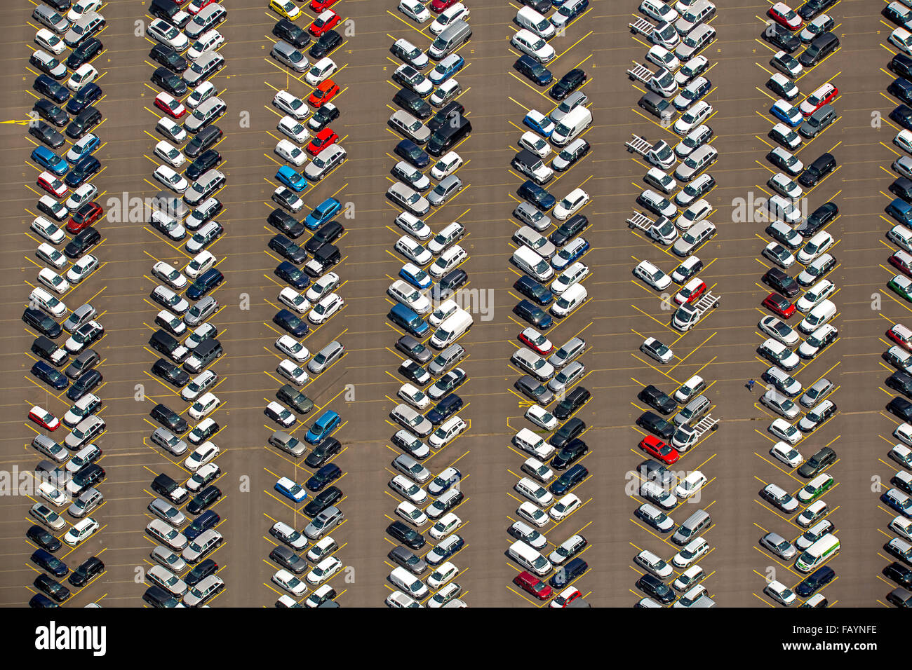 Vista aerea, automobili, automotive, Logport I, Rheinhausen, industria sul Reno, auto dump, parcheggio in una struttura a lisca di pesce, Foto Stock