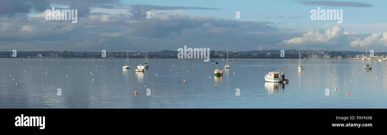 Vista panoramica del porto di Poole su un glorioso giorno in inverno il sole Foto Stock