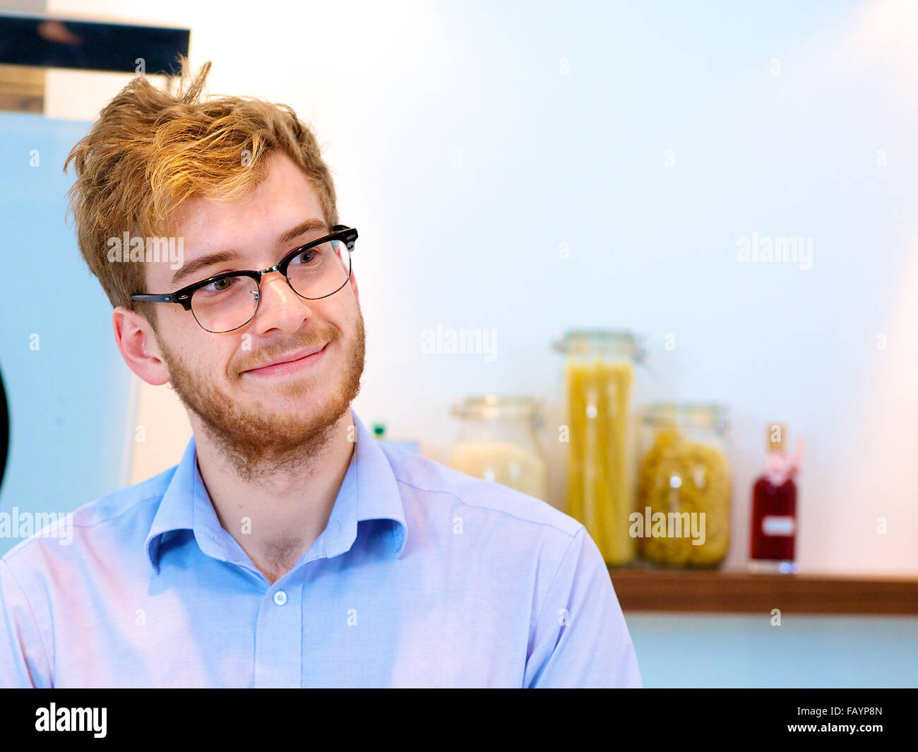 Nella foto il signor James Morton della BBC hit show televisivo "LA GRANDE BRITISH BAKE OFF'. James, che sta attualmente lavorando al suo panificio Foto Stock