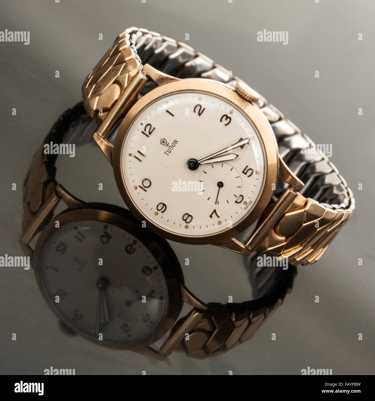 Vintage tardi anni cinquanta (Tudor Rolex) 9ct oro orologio meccanico con  mani luminoso e quadrante secondario Foto stock - Alamy