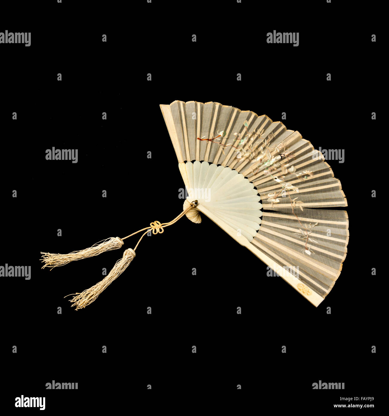 Antiquariato del XIX secolo ricamato cinese ladies ventola di piegatura Foto Stock