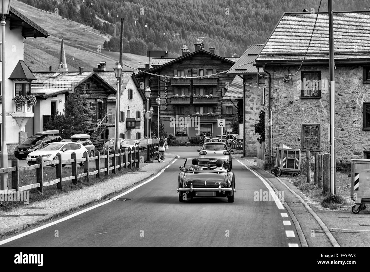 Unica vettura sul vecchio paese europeo strada in bianco e nero Foto Stock