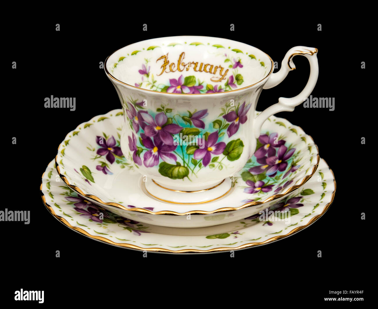 Vintage Royal Albert porcellana "Febbraio" (fiori del mese serie) tazza e piattino con la piastra laterale (trio) dal 1970 Foto Stock