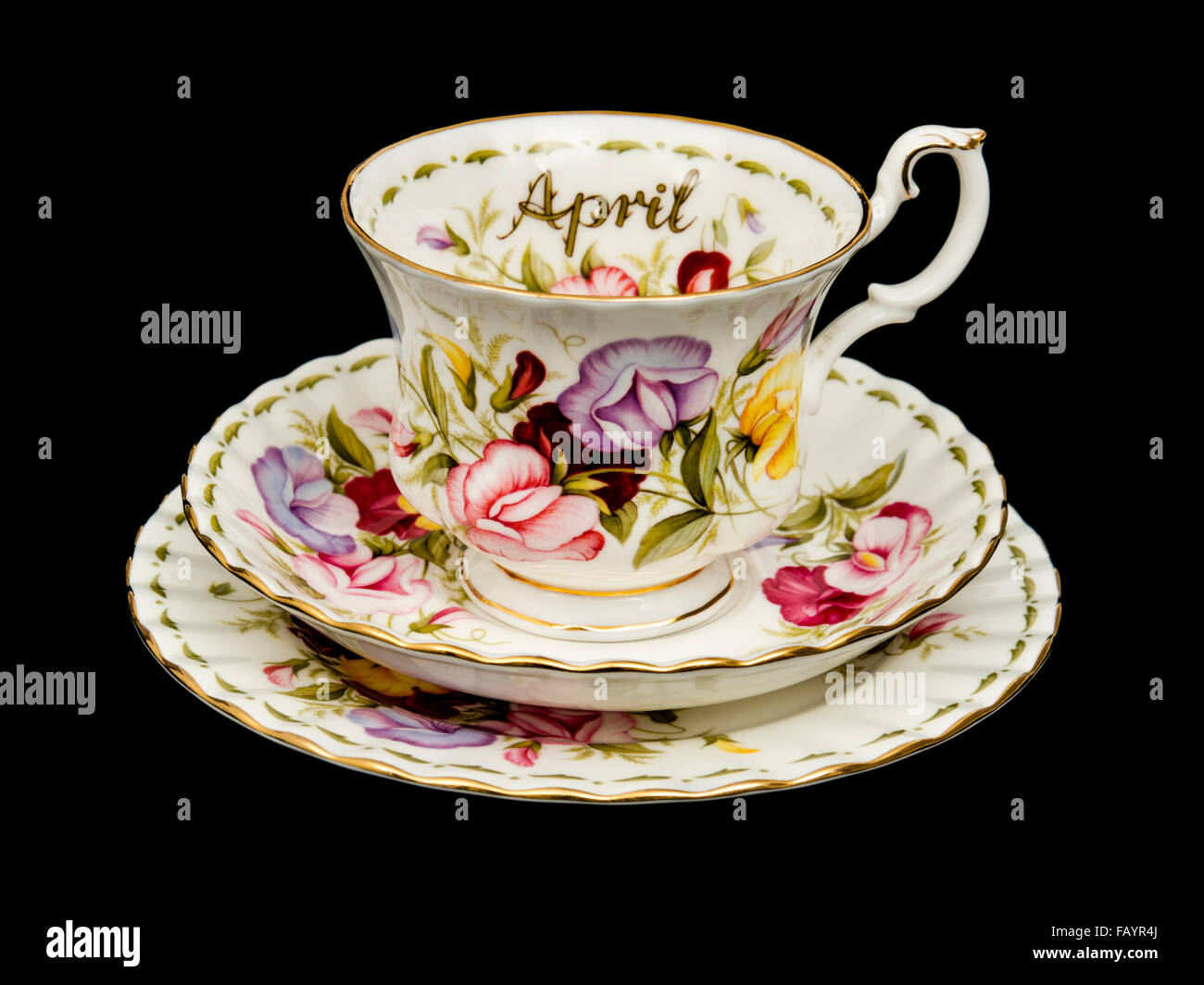 Vintage Royal Albert porcellana "aprile" (fiori del mese serie) tazza e piattino con la piastra laterale (trio) dal 1970 Foto Stock