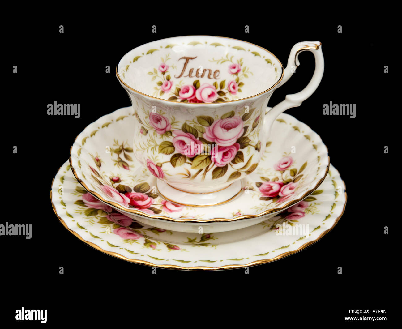 Vintage Royal Albert porcellana " Giugno' (fiori del mese serie) tazza e piattino con la piastra laterale (trio) dal 1970 Foto Stock