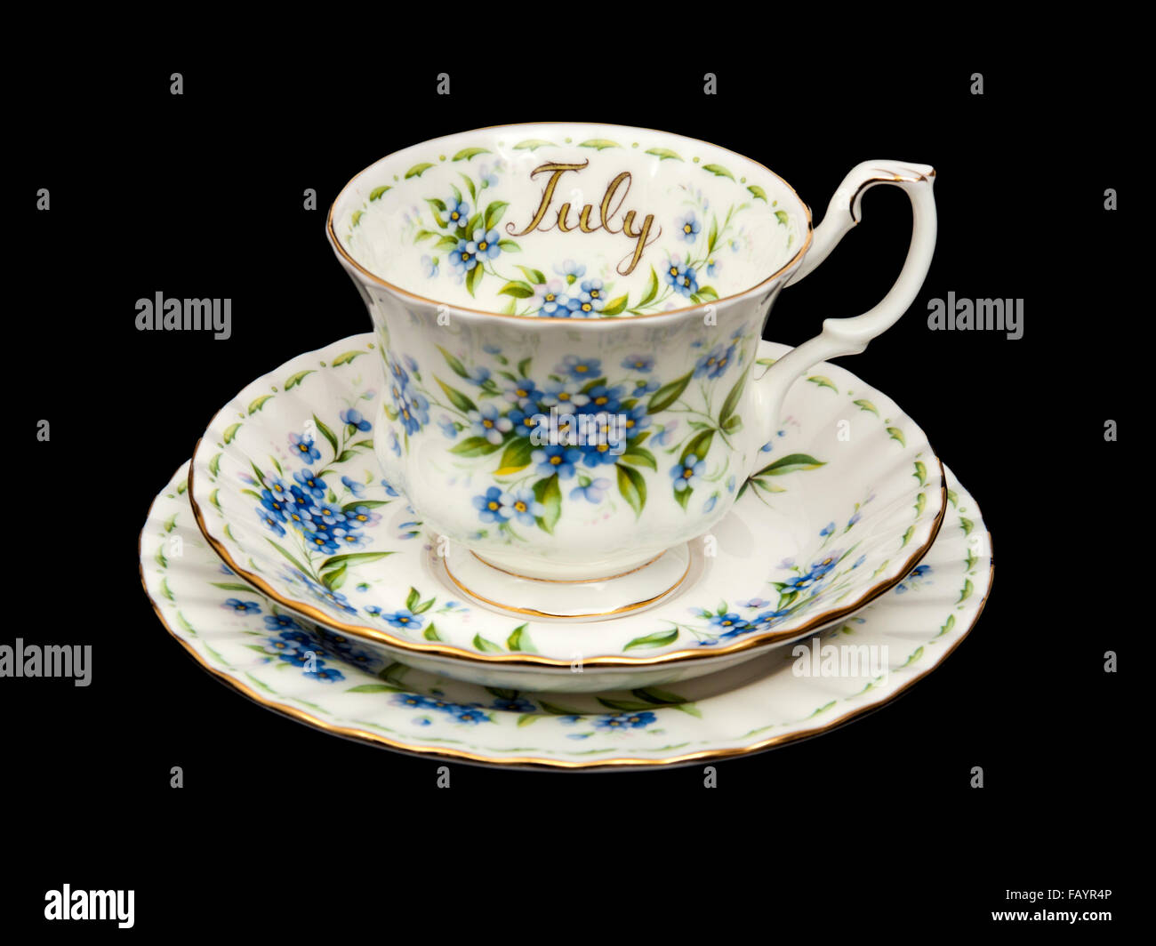 Vintage Royal Albert porcellana "luglio" (fiori del mese serie) tazza e piattino con la piastra laterale (trio) dal 1970 Foto Stock
