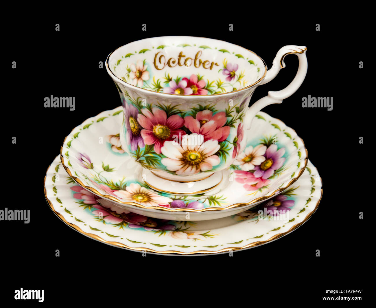 Vintage Royal Albert porcellana " Ottobre " (fiori del mese serie) tazza e piattino con la piastra laterale (trio) dal 1970 Foto Stock