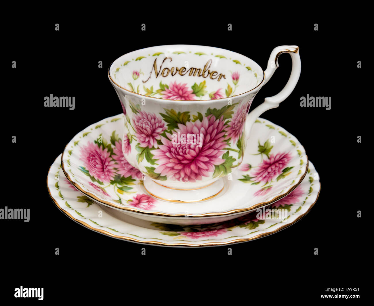 Vintage Royal Albert porcellana "Novembre' (fiori del mese serie) tazza e piattino con la piastra laterale (trio) dal 1970 Foto Stock