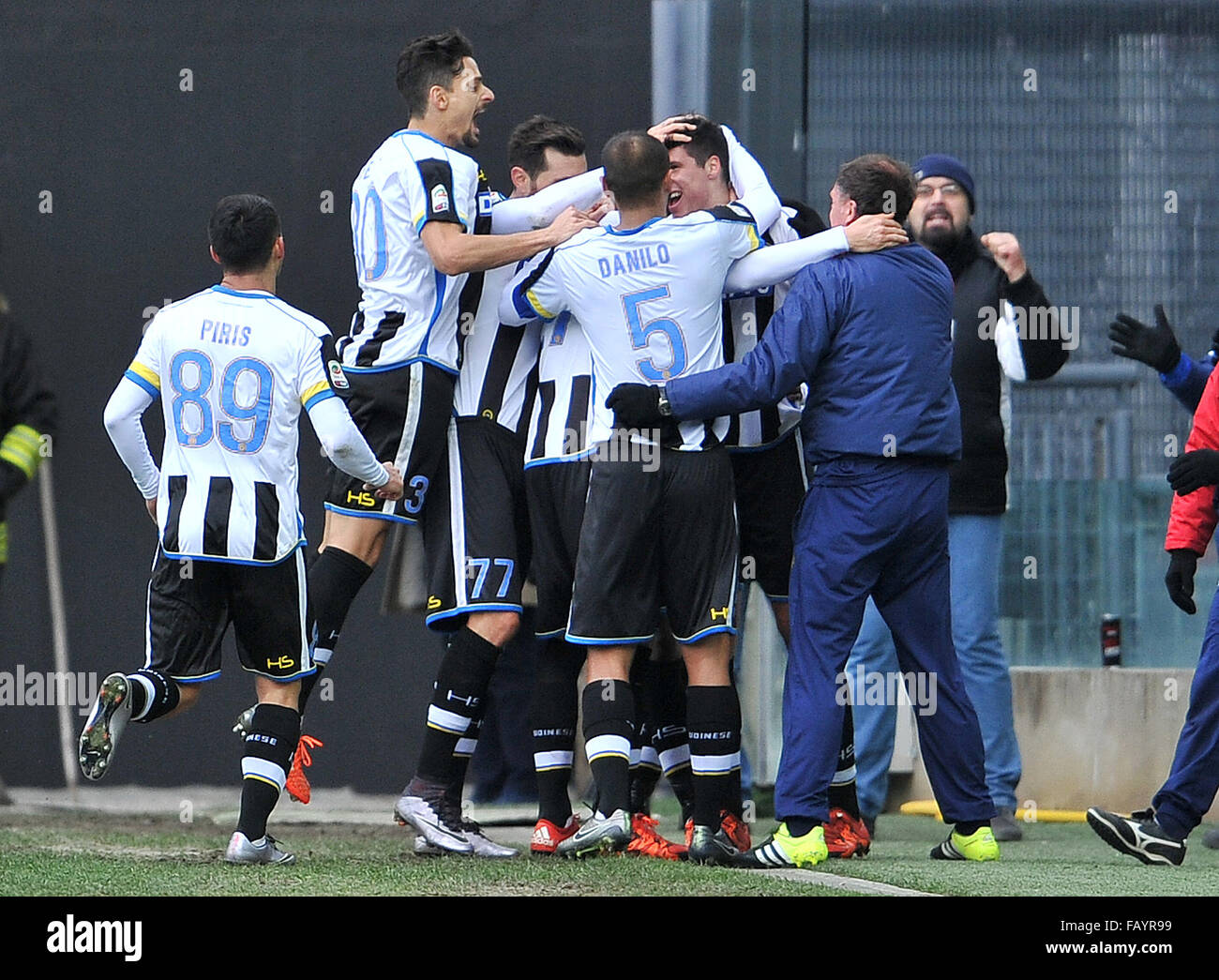 Udine, Italia. 6 gennaio, 2016. Udinese in avanti della stipe Perica festeggia con i compagni di squadra dopo il suo obiettivo nel corso di italiano di Serie A TIM partita di calcio tra Udinese Calcio e Atalanta in Friuli Stadium il 6 gennaio 2016. foto Simone Ferraro / Alamy Live News Foto Stock