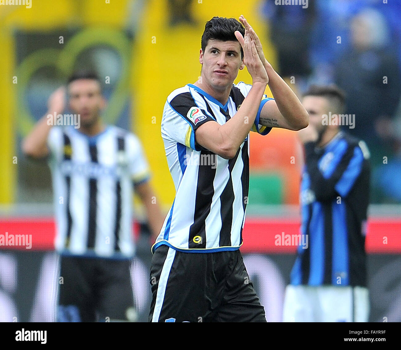 Udine, Italia. 6 gennaio, 2016. Udinese in avanti della stipe Perica celebra durante la Serie A italiana a TIM partita di calcio tra Udinese Calcio e Atalanta in Friuli Stadium il 6 gennaio 2016. foto Simone Ferraro / Alamy Live News Foto Stock