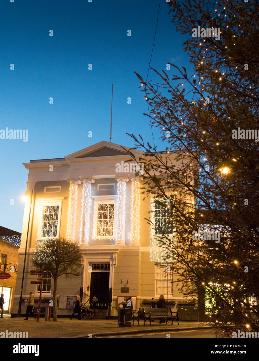 Sudbury Town Hall illuminato con luci di Natale. Foto Stock