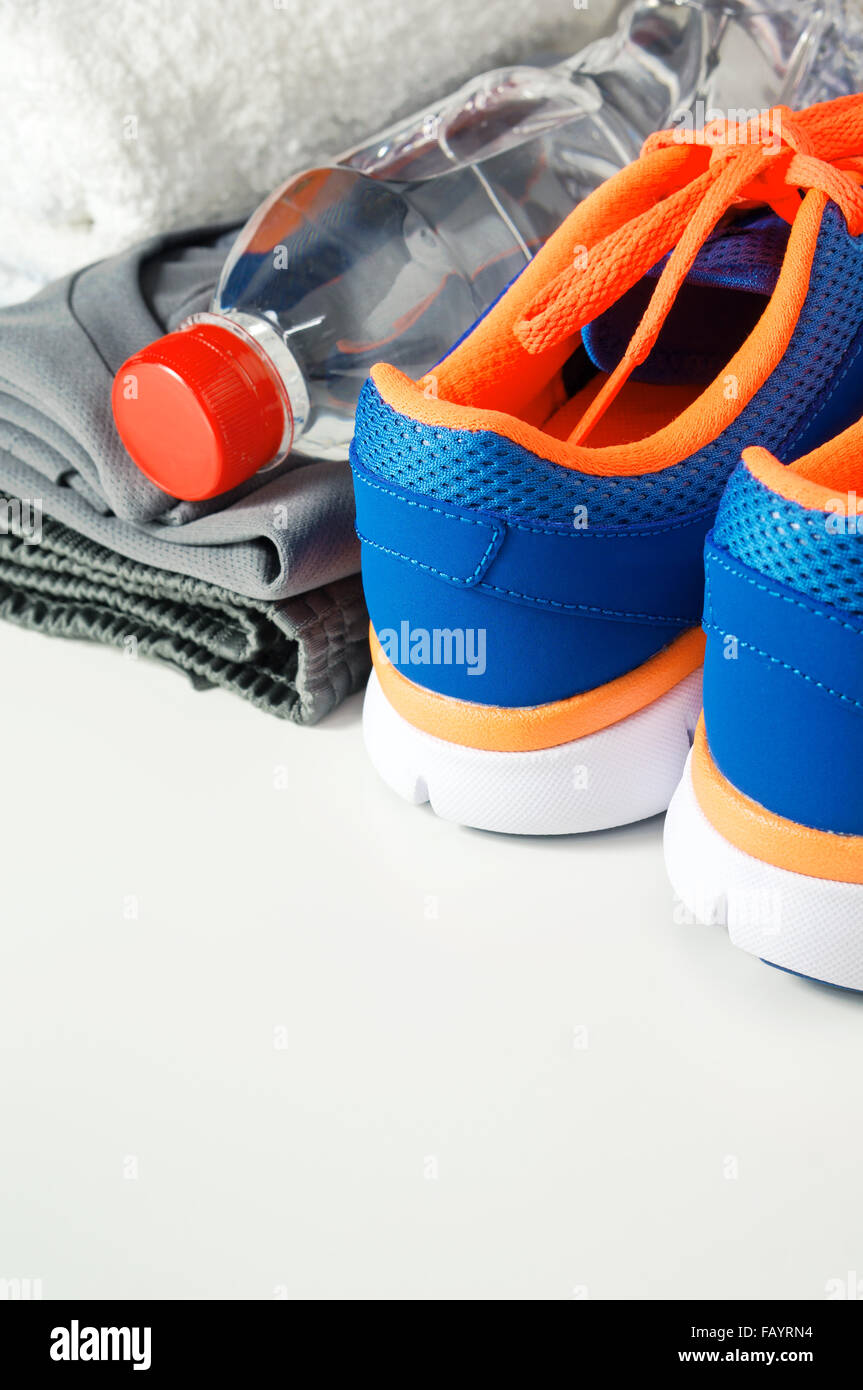 Palestra per il fitness accessori con scarpe da ginnastica e abbigliamento Foto Stock