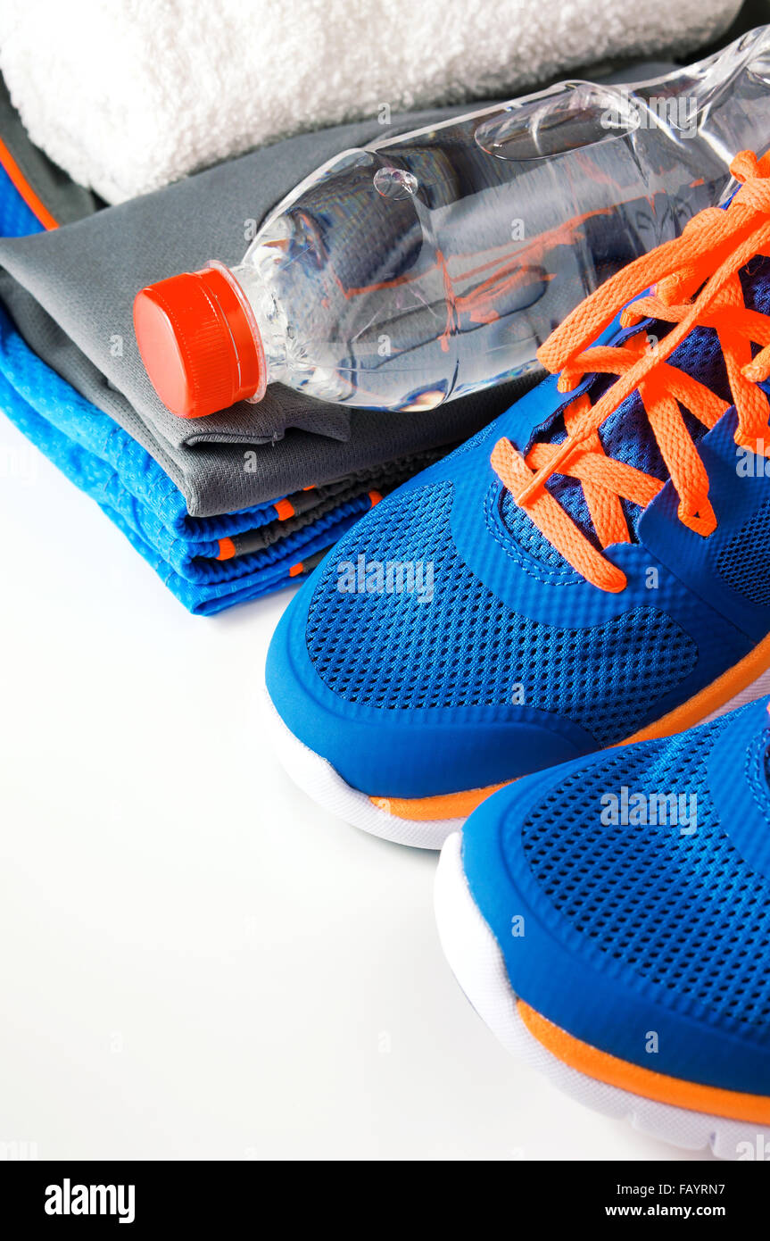 Palestra per il fitness accessori con scarpe da ginnastica e abbigliamento Foto Stock