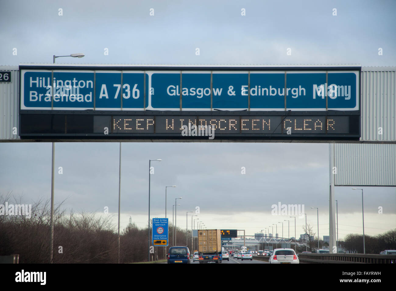 Sovraccarico elettronico del gantry cartelli di avvertimento sulla M8 Glasgow, Scozia. 'Drive in modo sicuro' 'tenere parabrezza chiaro" Foto Stock