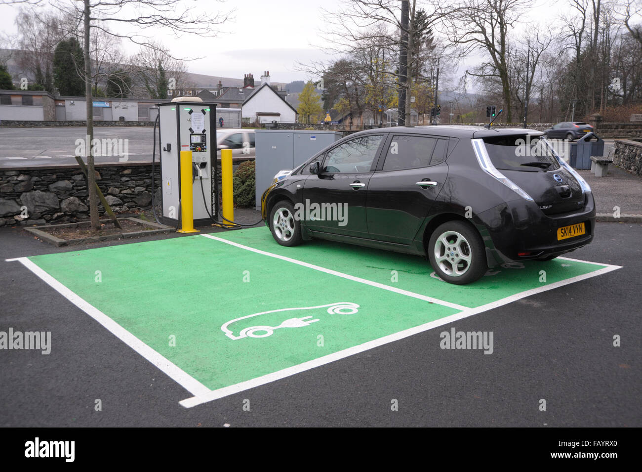 Pubblico veicolo elettrico punto di carica. Balloch, Scozia Foto Stock