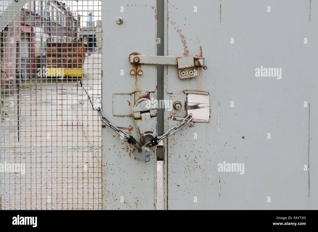 Grigio gate di metallo con un bullone e un lucchetto Foto Stock