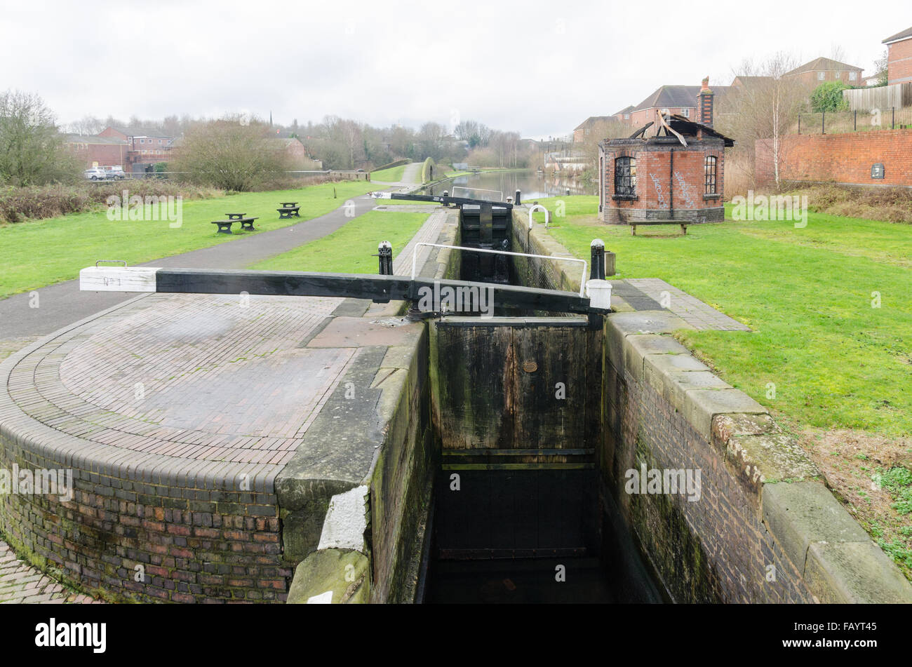 Danielle James Canal che corre attraverso Smethwick nel West Midlands industriale Foto Stock