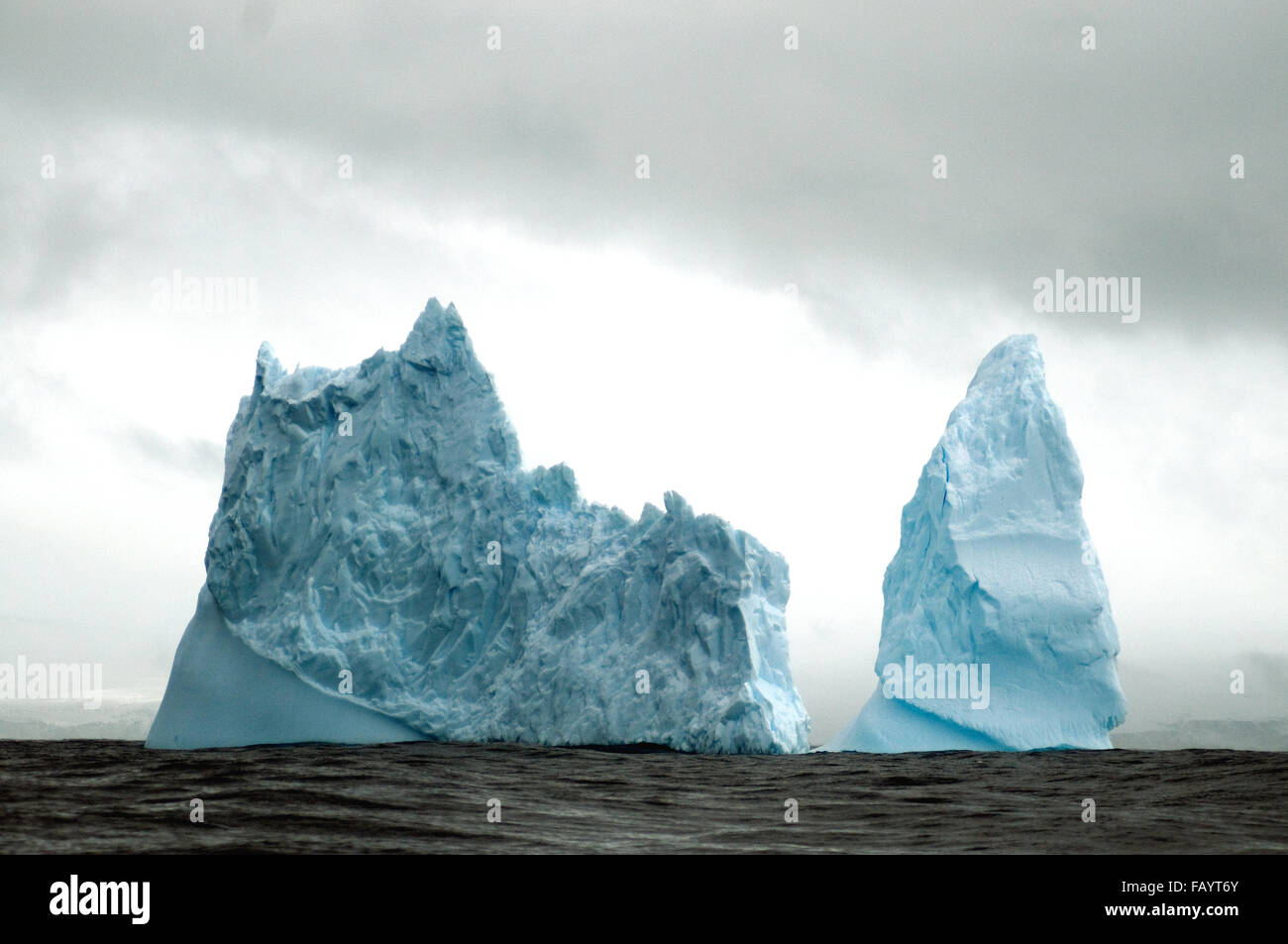 I castelli di ghiaccio, due blu Iceberg, stand tall nelle acque antartiche Foto Stock