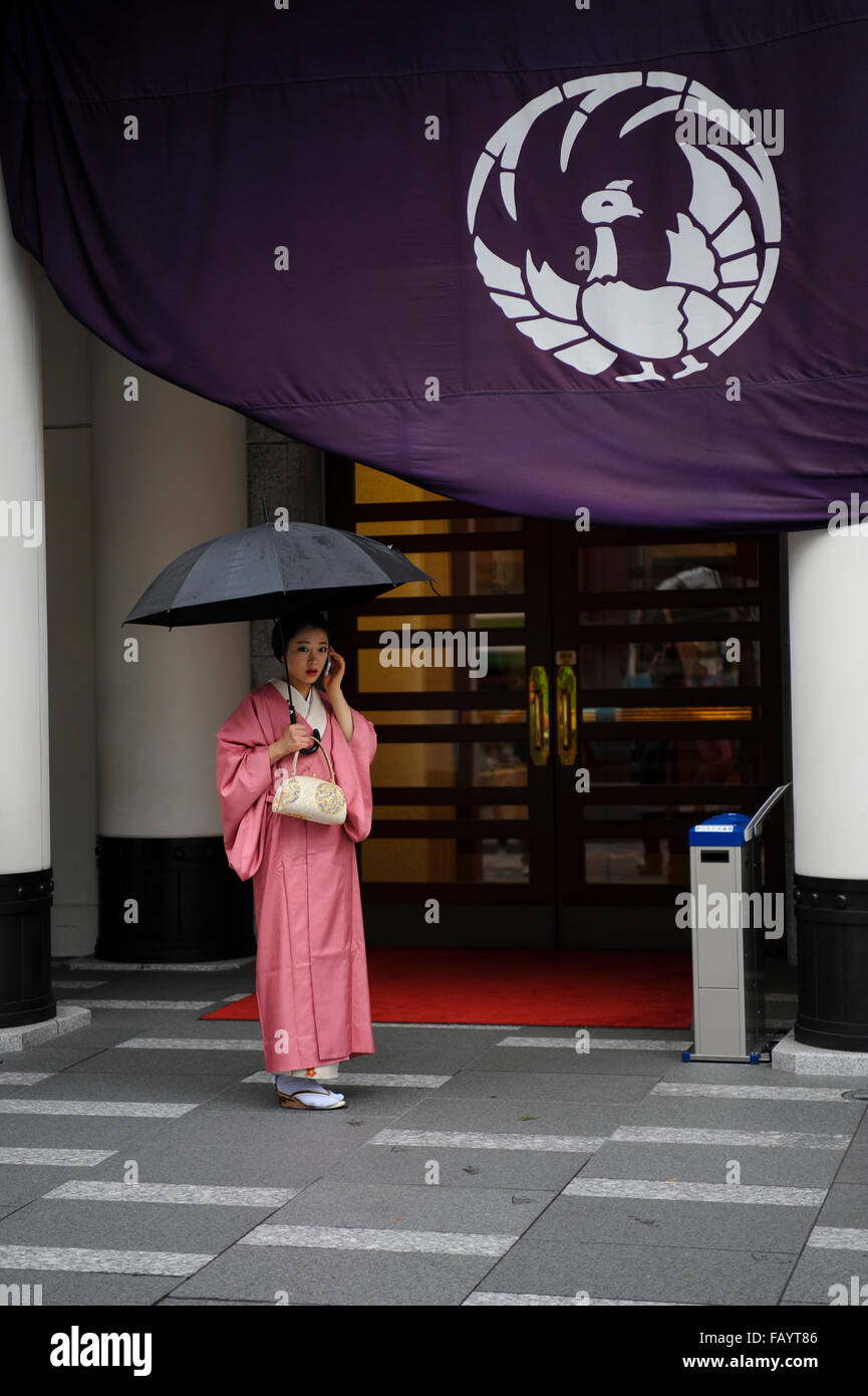 Una donna all'ingresso del teatro Kabuki-za, Ginza, Tokyo, Giappone Foto Stock