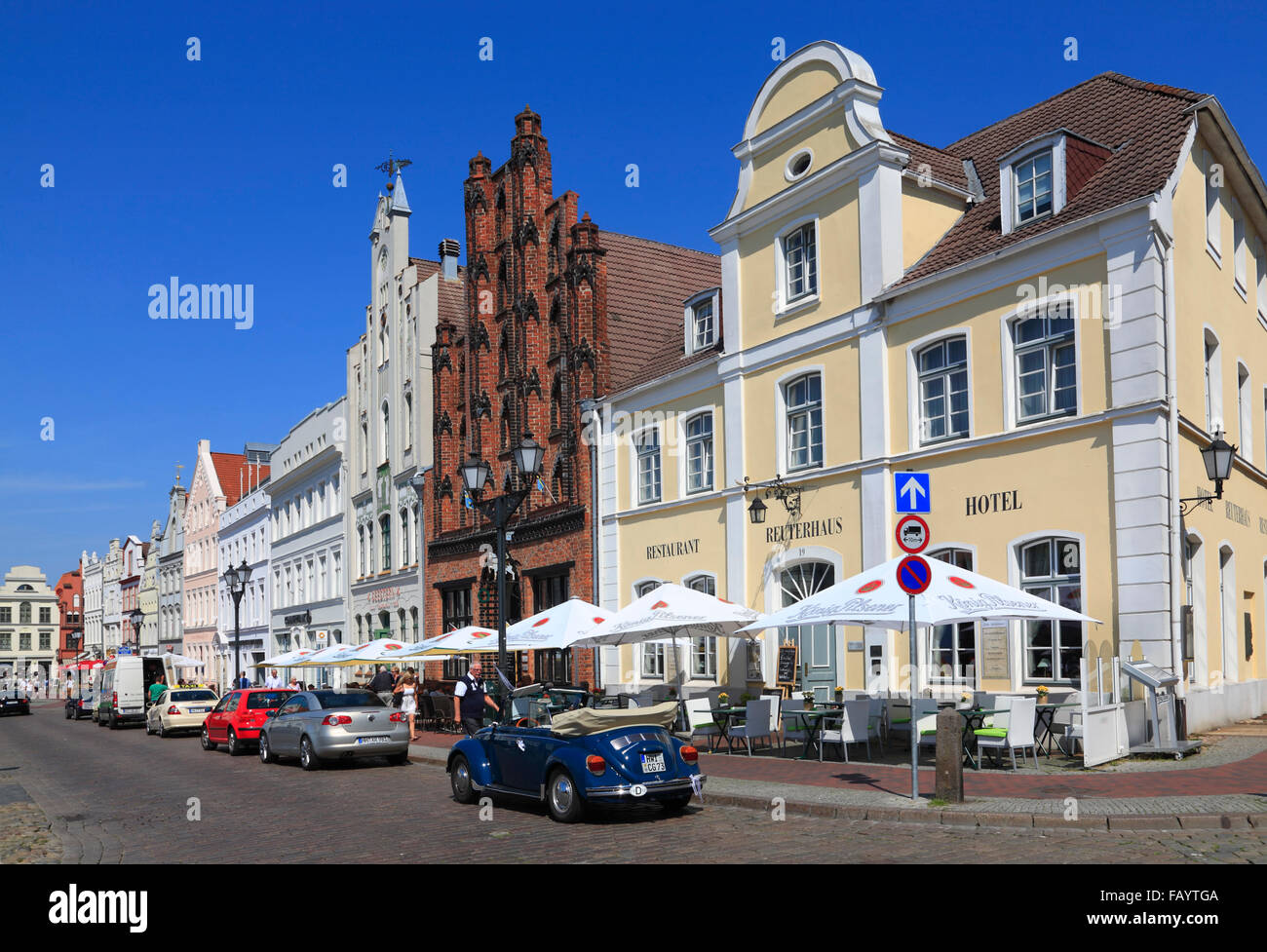 Case con il caffè a piazza del mercato, Wismar, Mar Baltico, Meclemburgo-Pomerania, Germania, Europa Foto Stock