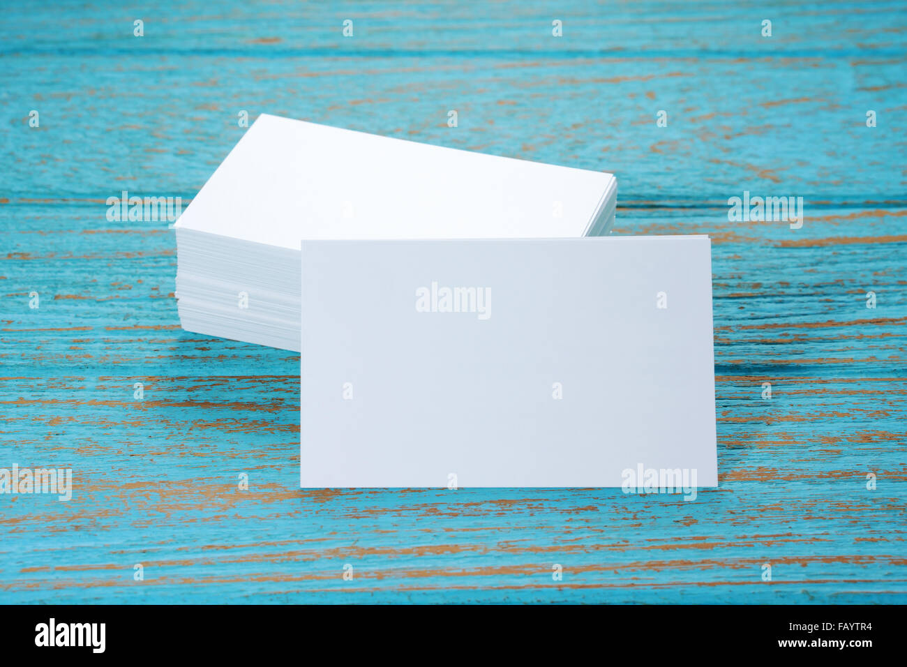 Blank business cards blu sulla scrivania di legno Foto Stock