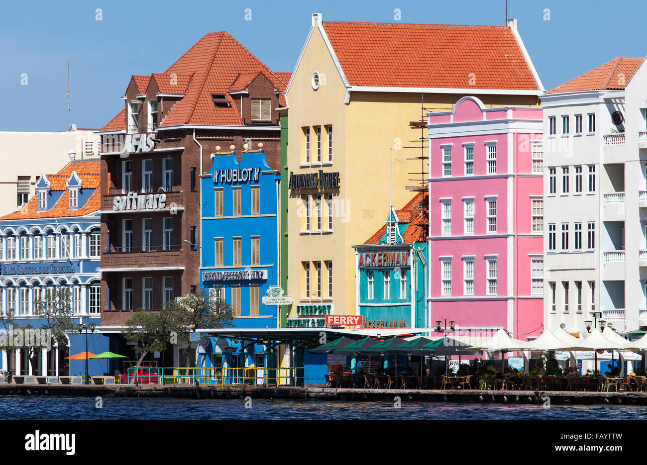 La colorata olandese architettura Caraibica in Willemstad, Curacao Foto Stock