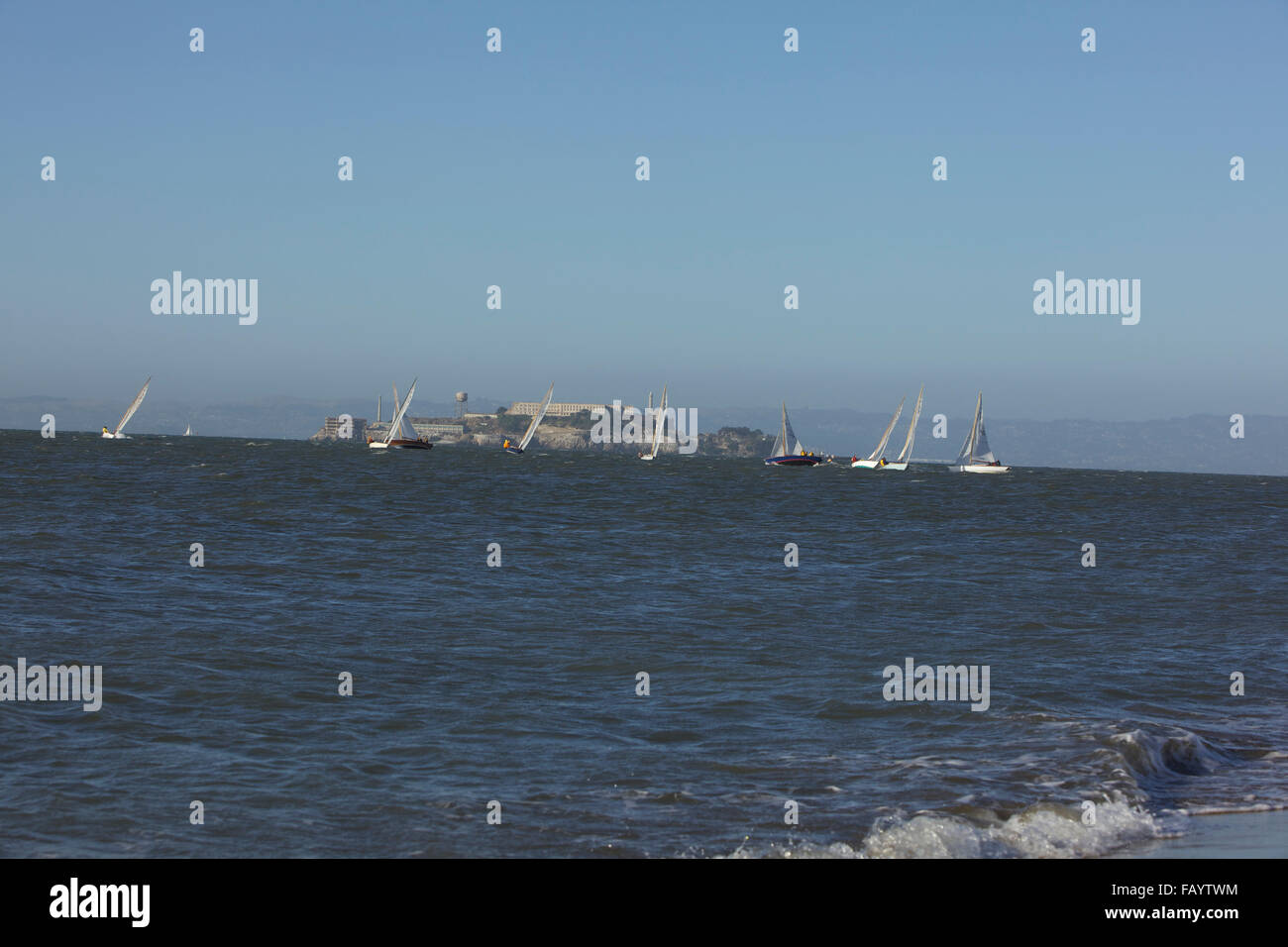 La baia di San Francisco con barche a vela e di Alcatraz Foto Stock
