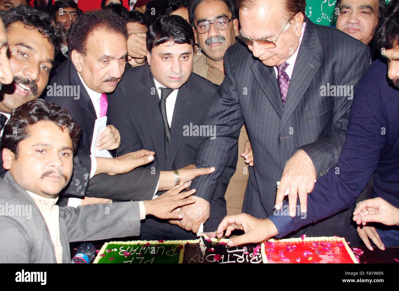 Il pakistan. 06 gen 2016. I leader e i membri dei popoli avvocati Forum (PLF) tagliare la torta nel collegamento del 88th Birthday giorno anniversario del Leader del PPP, fine Zulfiqar Ali Bhutto, durante una cerimonia di premiazione che si terrà a Lahore Mercoledì, Gennaio 06, 2016. Credito: Asianet-Pakistan/Alamy Live News Foto Stock