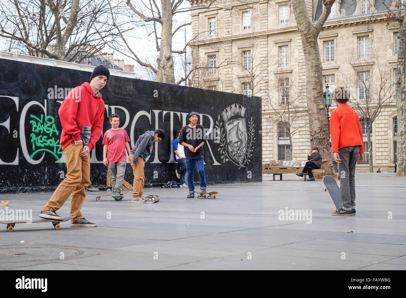 Ragazzi appendere fuori lo skateboard a Place de la Republique, quadrato, Paris, Francia. Foto Stock