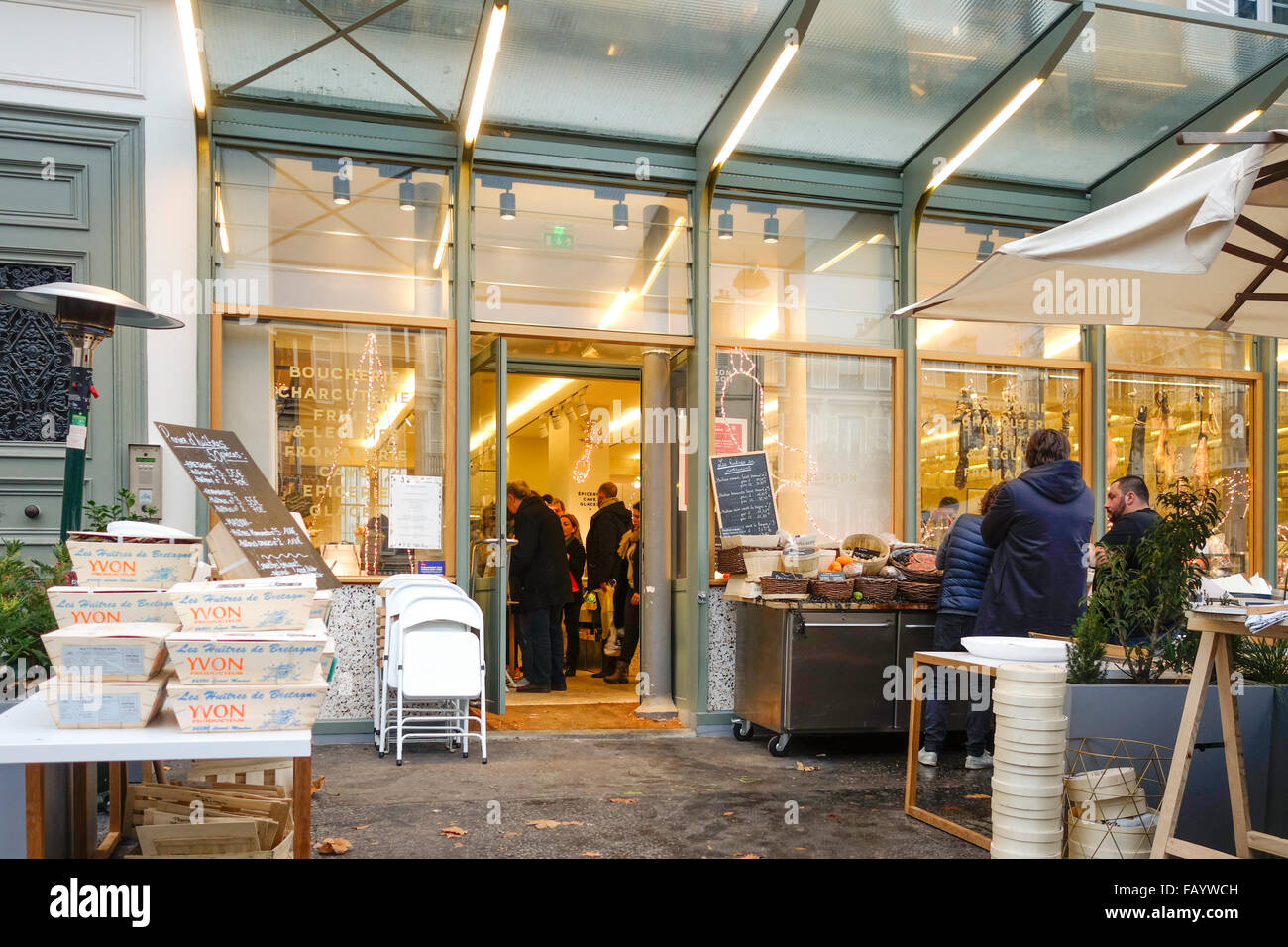 Pesce venduto durante la stagione di natale alla Maison Plisson, generale negozio alimentare, ristorante, Parigi, Francia. Foto Stock