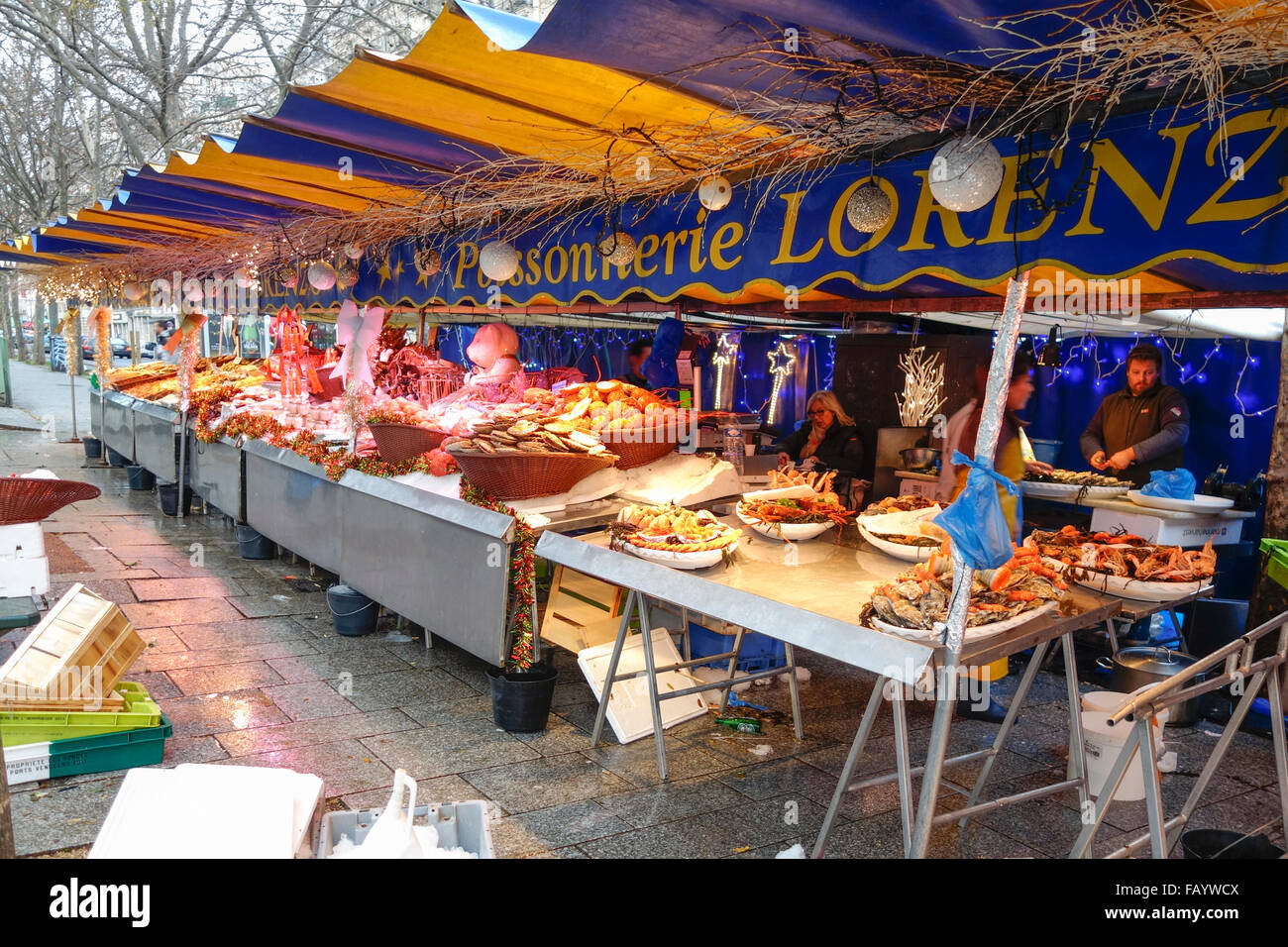 Pressione di stallo di frutti di mare, Lorenzo al mercato, Marché Bastille, Paris, Francia. Foto Stock