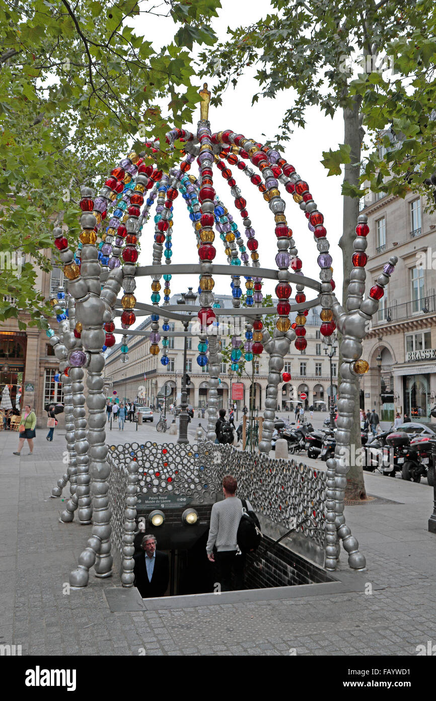 L'ingresso ornato a Parigi la stazione della metropolitana entrata della metropolitana (Palais Royal), Place Colette, Parigi, Francia. Foto Stock
