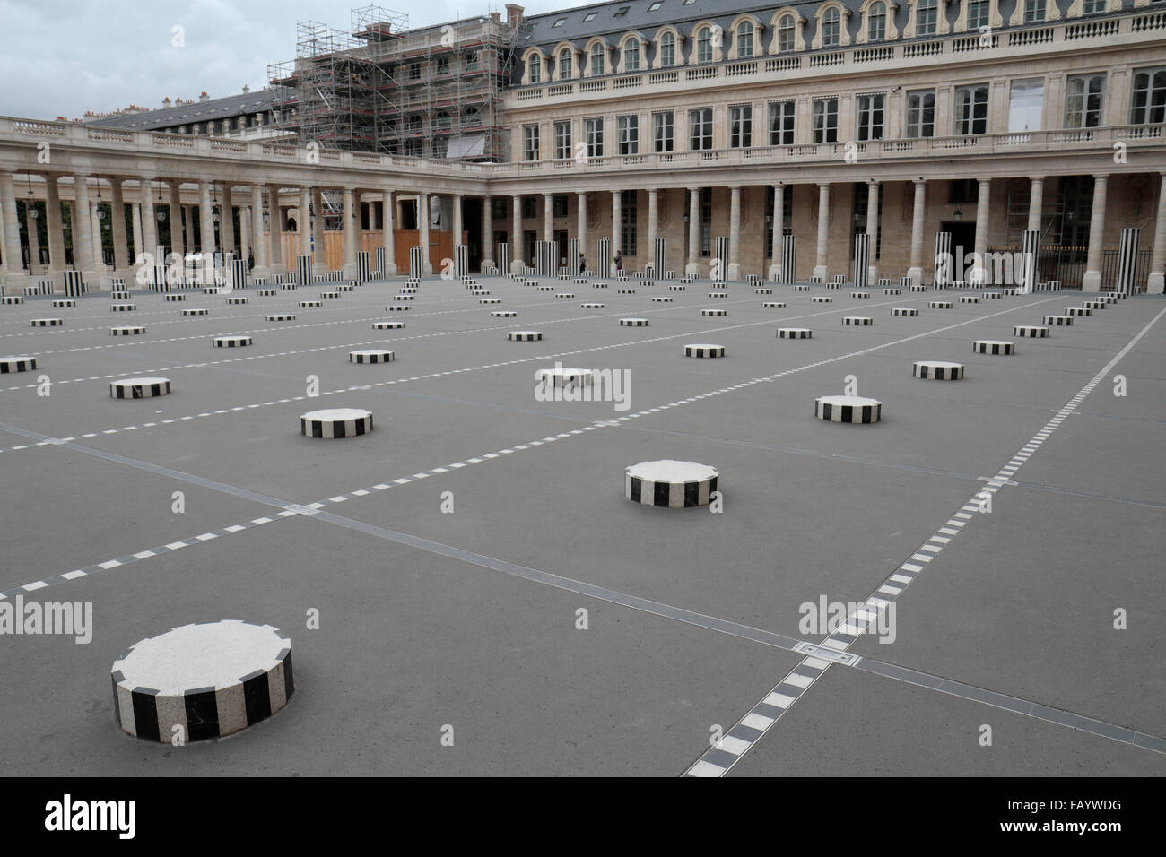 Les Deux Plateaux o 'Buren colonne di Daniel Buren & Patrick Bouchain nel cortile del Palais Royal, Paris, Francia. Foto Stock