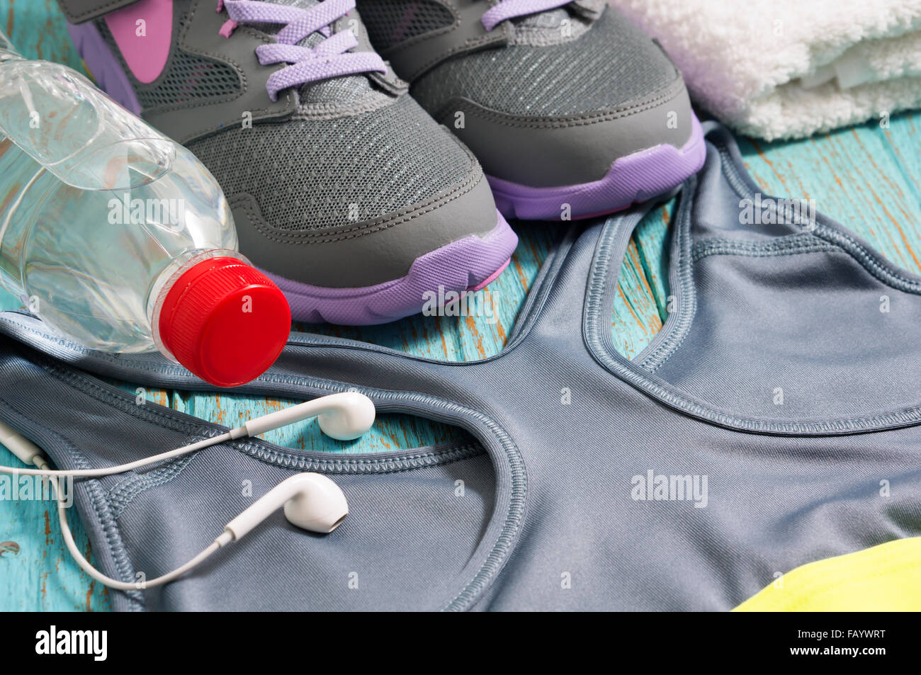 Set di allenamento con abbigliamento sportivo e scarpe da ginnastica, auricolari e acqua potabile Foto Stock