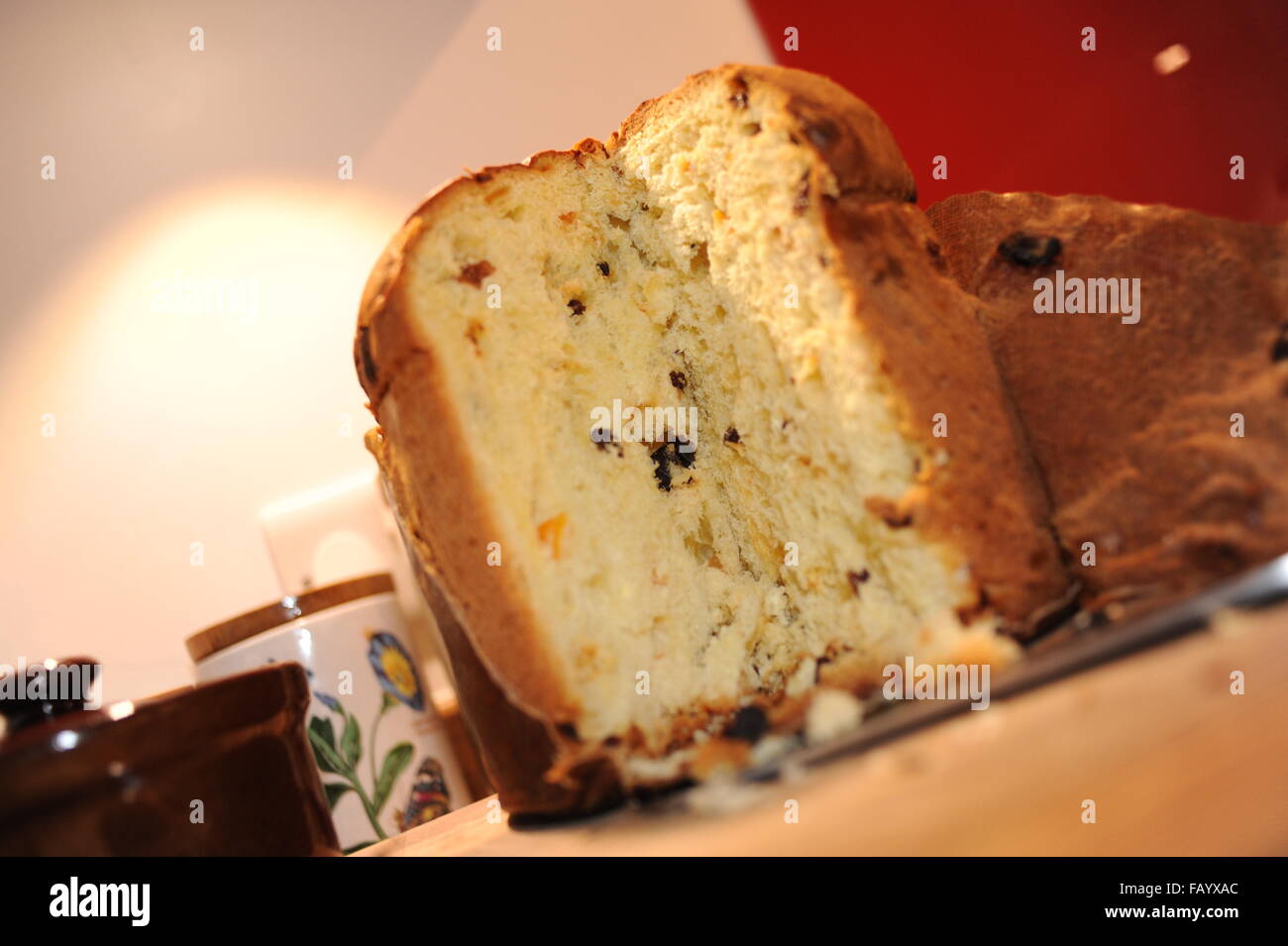 Il panettone è un tipo di pane dolce focaccia originariamente da Milano Italia tradizionalmente consumato a Natale Foto Stock