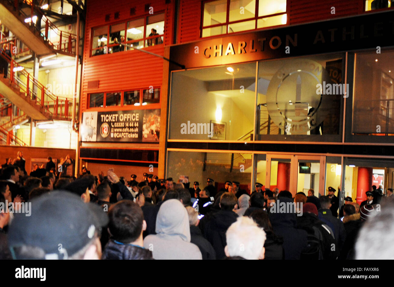 Charlton Athletic Football Club tifosi che protestavano contro i loro proprietari al di fuori dell'entrata principale dopo la partita con il Nottingham Forest il 2 gennaio 2016 Foto Stock