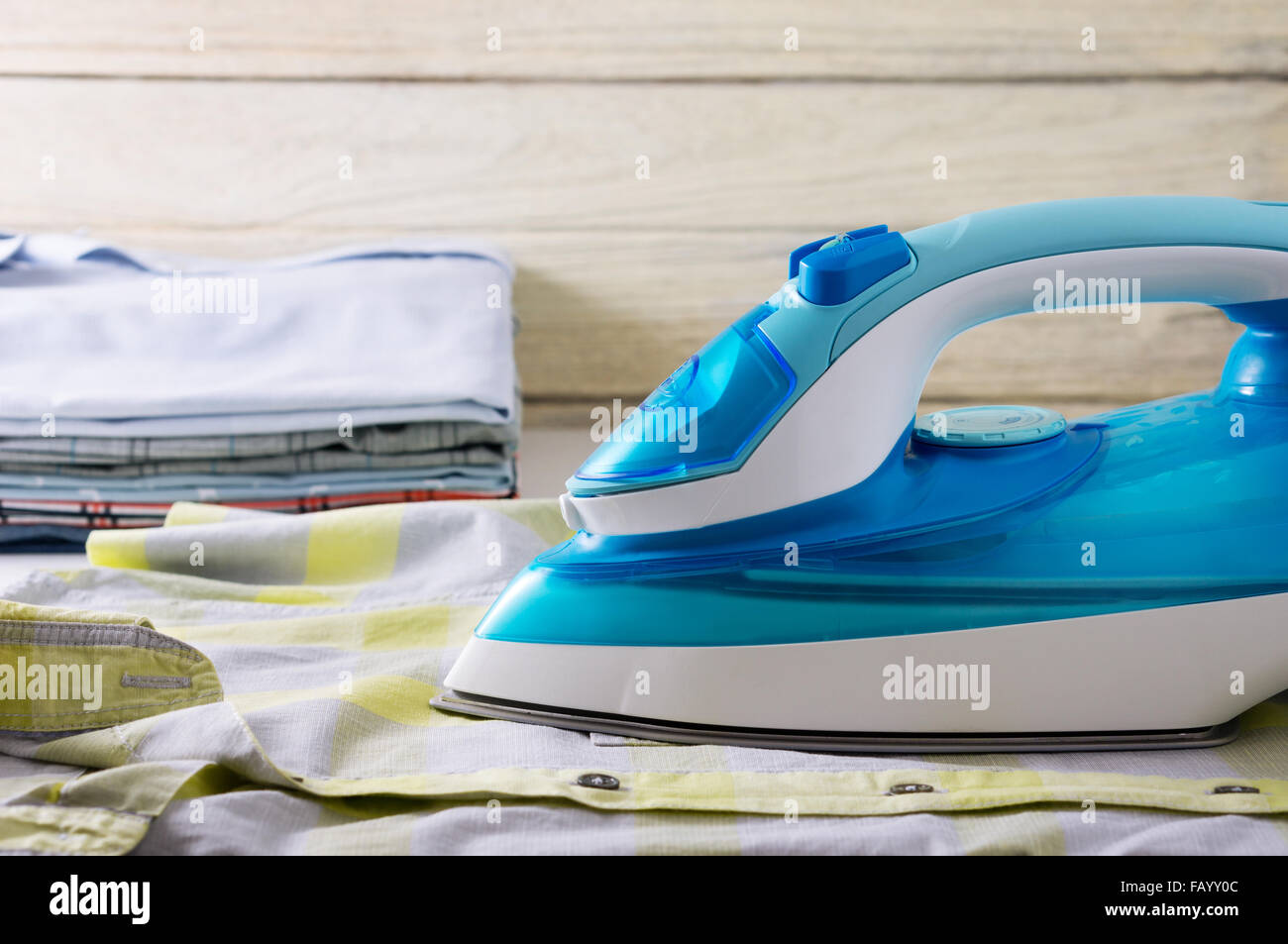 La stiratura di panni Servizio lavanderia lavori domestici con camicie e ferro da stiro Foto Stock