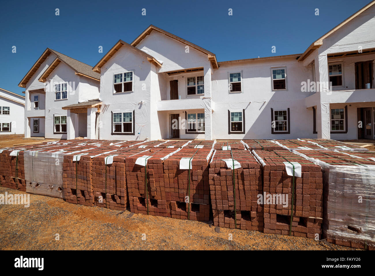Il nuovo complesso di appartamenti in costruzione Foto Stock