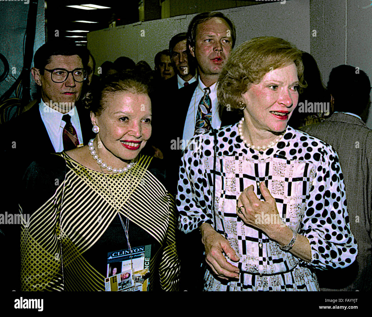 New York, NY, STATI UNITI D'AMERICA, 14 luglio 1992 Ex prima Signora Rosalynn Carter è scortato alla fase anteriore alla Convenzione Nazionale Democratica a Madison Square Garden. Eleanor Rosalynn Carter è la moglie del trentanovesimo Presidente degli Stati Uniti Jimmy Carter e in tale veste è servita come la First Lady degli Stati Uniti dal 1977 al 1981. Ella era politicamente attivo durante la sua casa bianca anni, in seduta sul gabinetto e riunioni di politica oltre a servire come suo marito della consulente più vicina Credito: Mark Reinstein Foto Stock