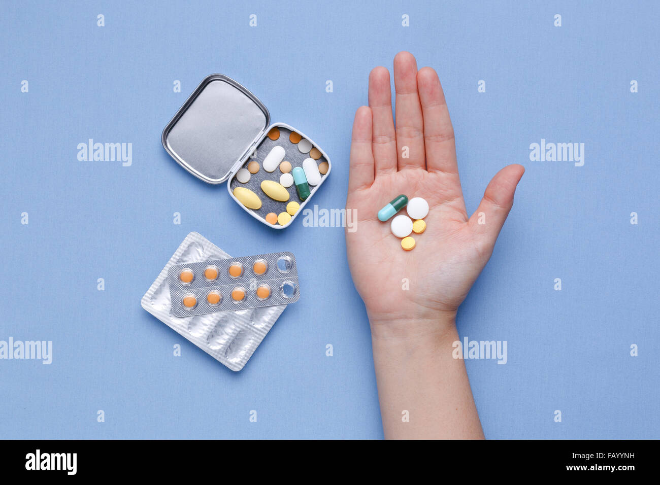 Pillole nella casella e medicina pack con mano azienda pillole Foto Stock