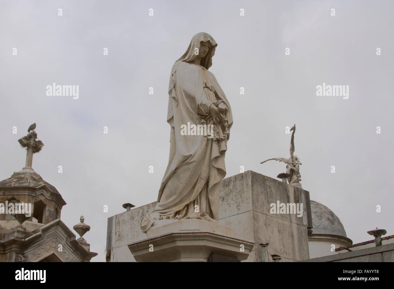 Statua in marmo sulla tomba monumento nel cimitero di Recoleta, Buenos Aires, Argentina. Foto Stock