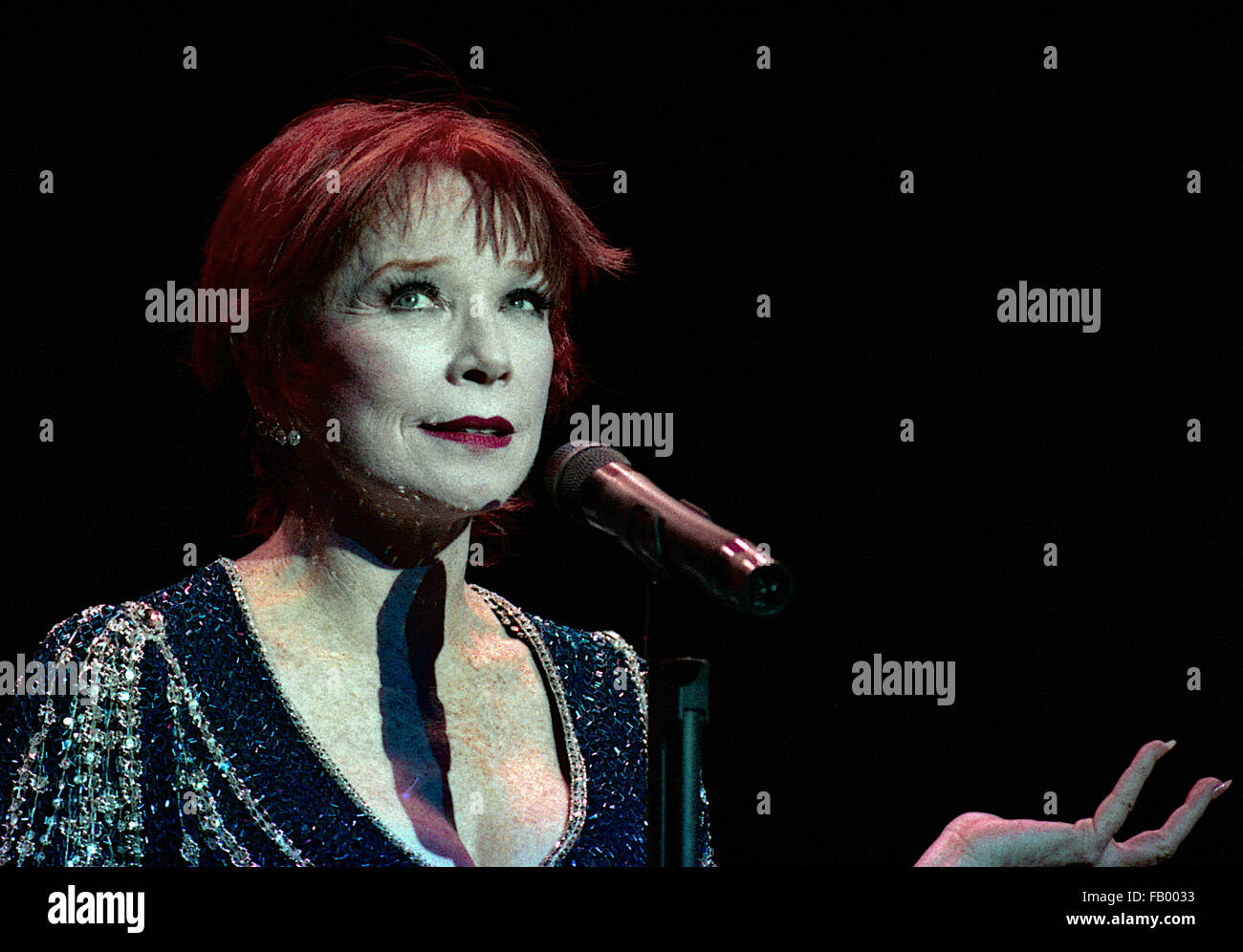 Washington, DC, Stati Uniti d'America, 1 ottobre, 1992 Shirley MacLean Beaty noto professionalmente come Shirley MacLaine, è un film americano, televisione e teatro attrice, cantante, ballerina, attivista e l'autore. Ha vinto un Academy Award, cinque Golden Globe Awards, compresa la Cecil B. DeMille Award, un Emmy Award e due premi BAFTA. Suona presso il Teatro Warner a Washington DC. Credito: Mark Reinstein Foto Stock