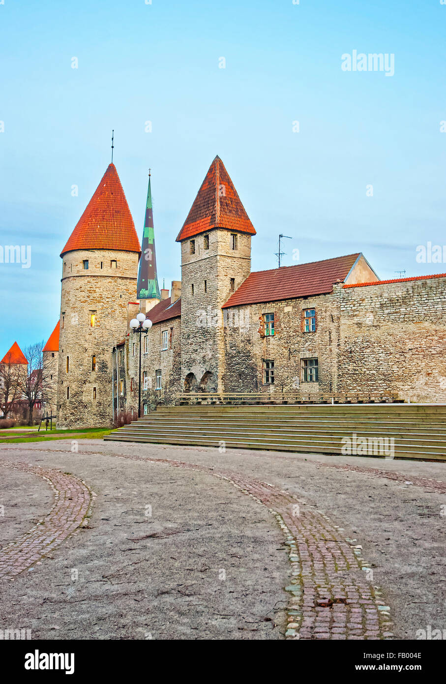 Le torri della parete della città e Saint Olafs chiesa nella città vecchia di Tallinn in Estonia in inverno Foto Stock