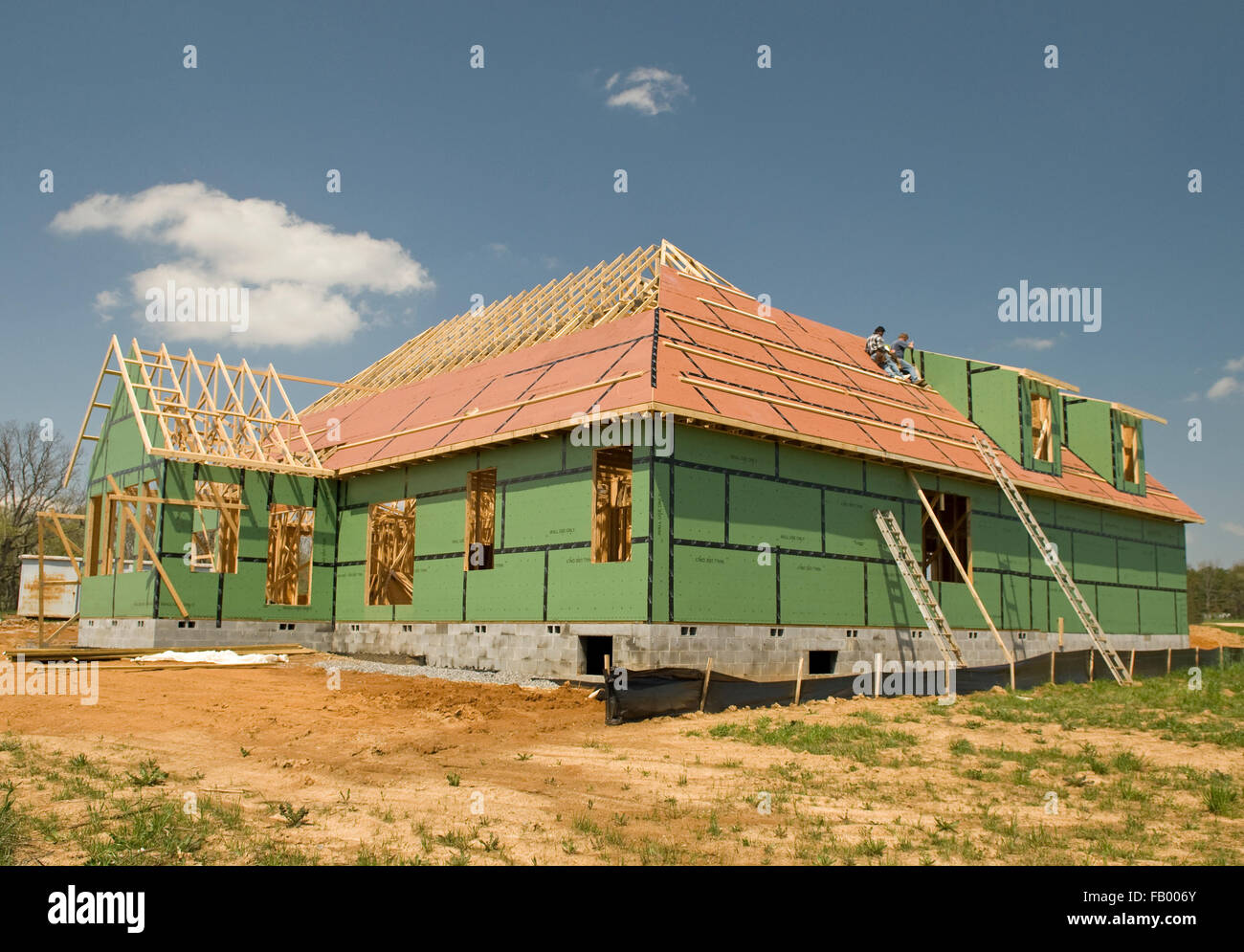 Il tetto va sulla nuova casa Foto Stock