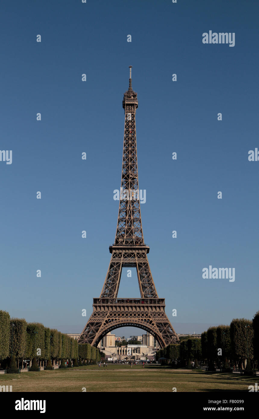 La Torre Eiffel dal Jardin du Champ de Mars, Parigi, Francia. Foto Stock