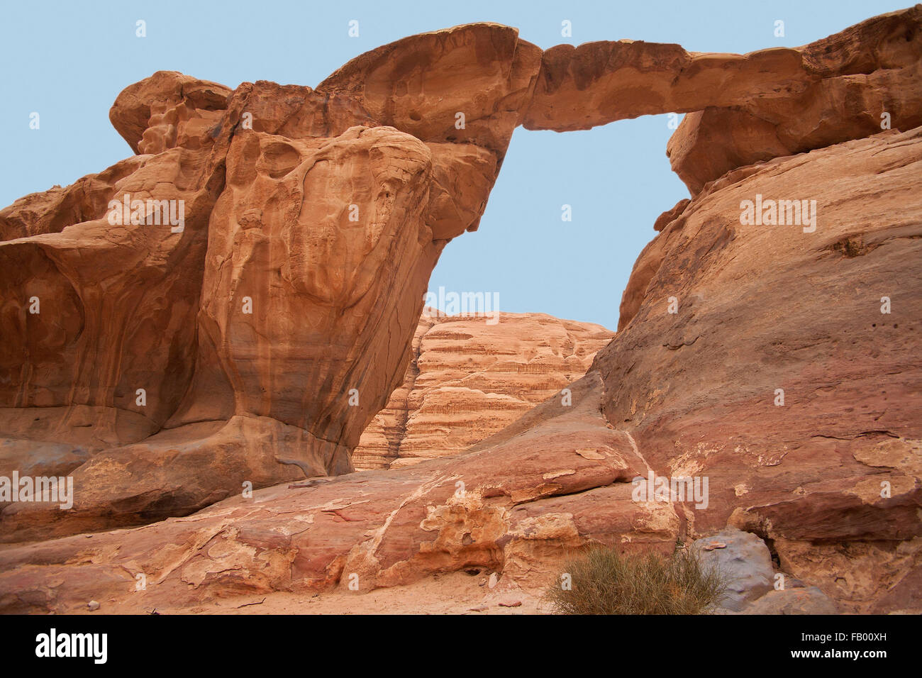 Jabal Umm Fruth Ponte di Roccia, uno di diversi archi naturali nel Wadi Rum desert / La Valle della Luna in Giordania Meridionale Foto Stock