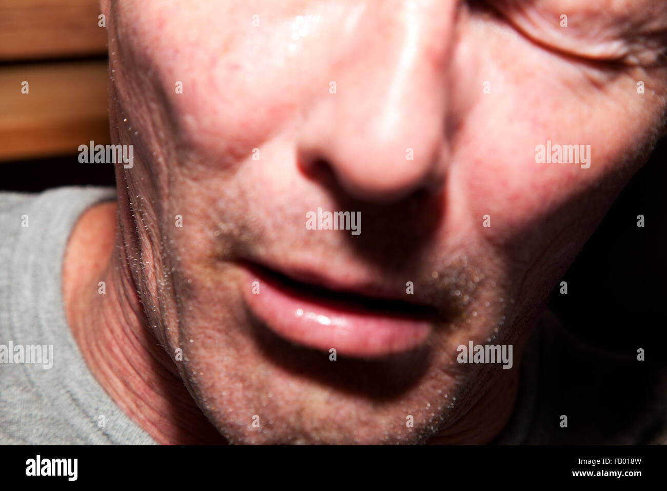 L'uomo avente un attacco d'asma. Foto Stock