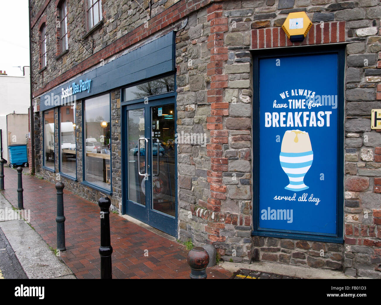 Tutti i giorni prima colazione cartello fuori il Boston Tea Party Café, Barnstaple, Devon, Regno Unito Foto Stock