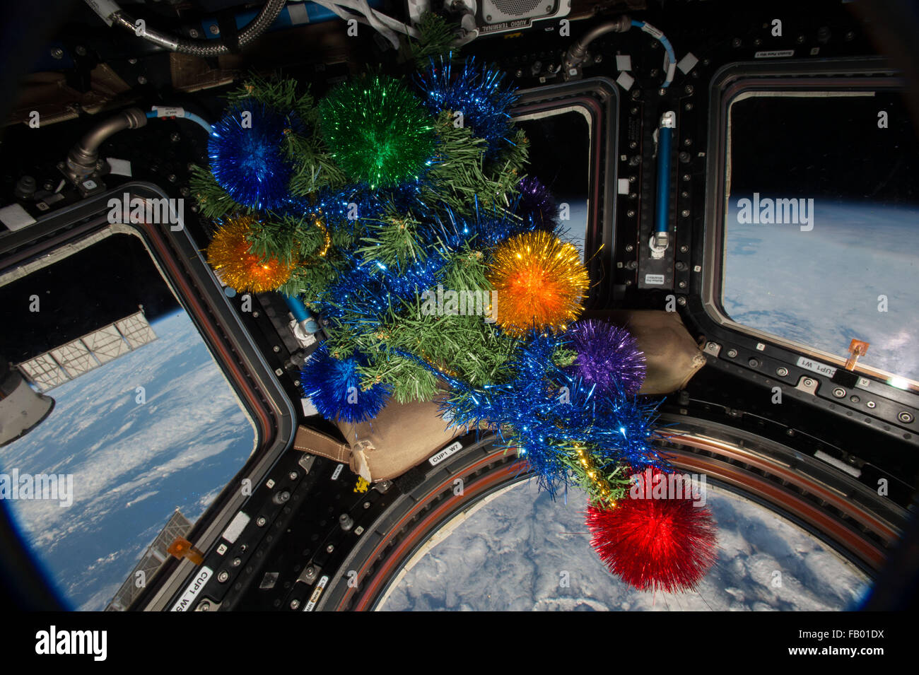 L'equipaggio della Expedition 46 decorato la Stazione Spaziale Internazionale Cupola del modulo con un albero di Natale per festeggiare le vacanze Dicembre 25, 2015 in orbita intorno alla terra. Foto Stock